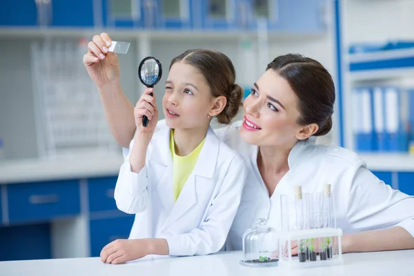 Insegnante e studenti scienziati — Foto Stock