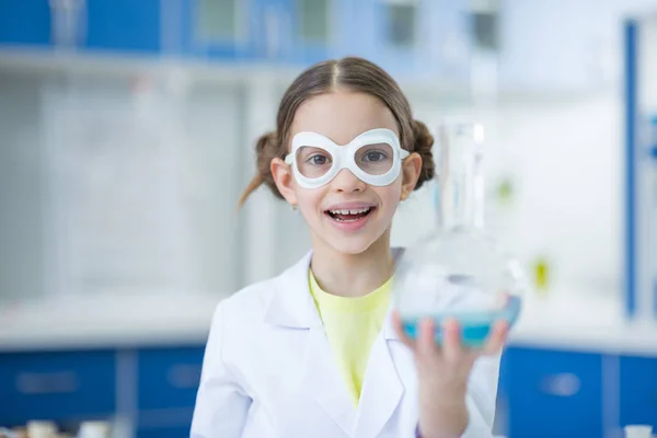 Küçük kız bilim adamı — Stok fotoğraf
