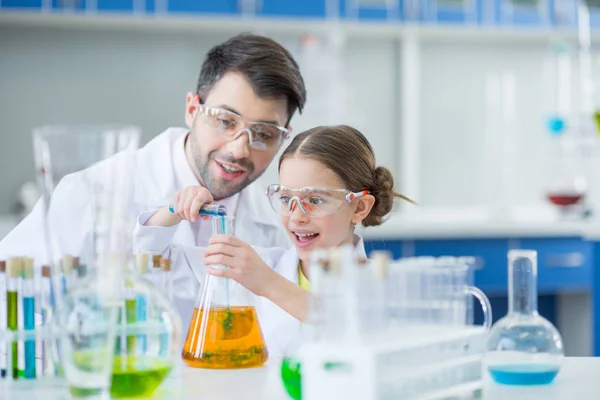 Insegnante e studenti scienziati — Foto Stock