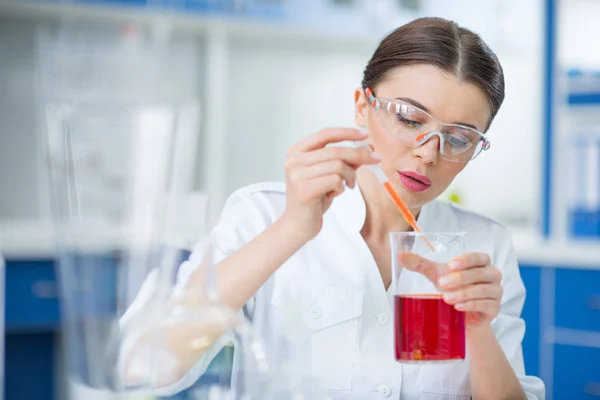 Scientist working in lab — Stock Photo, Image