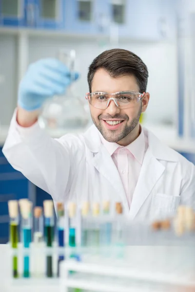 Científico trabajando en laboratorio — Foto de Stock