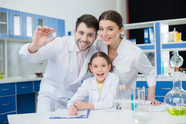 Científicos analizando la diapositiva del microscopio — Foto de Stock