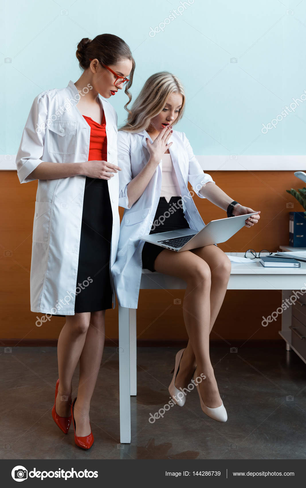 связанная веревкой медсестра. Doctor stocking. доминирующие медсестры. девушка в халате и чулках. Doctor stocking.