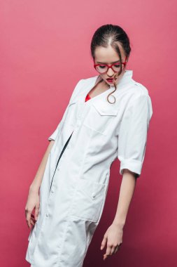 çekici genç bir doktor