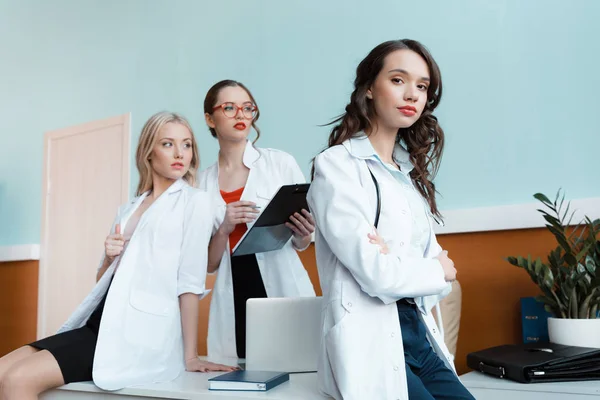 Egészségügyi dolgozók fehér kabátban — Stock Fotó