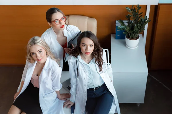 Travailleurs médicaux en blouse blanche — Photo gratuite