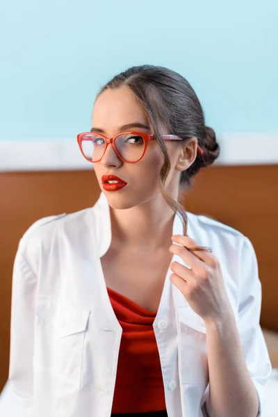 Mujer joven en gafas graduadas — Foto de stock gratis