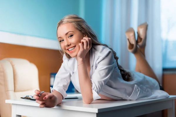 Hermoso médico sonriente — Foto de Stock