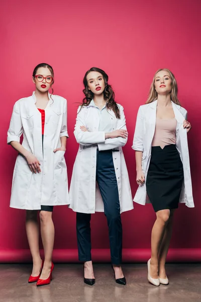 Meninas posando em casacos brancos — Fotografia de Stock