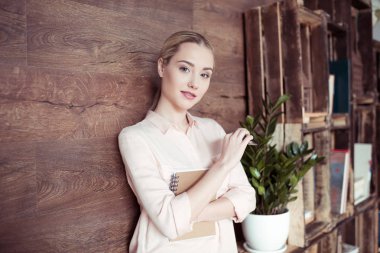 Not Defteri ile cazip iş kadını 