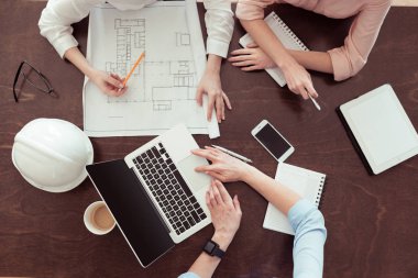 birlikte çalışan iş kadınları
