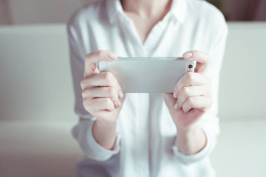 Akıllı telefon tutan kadın