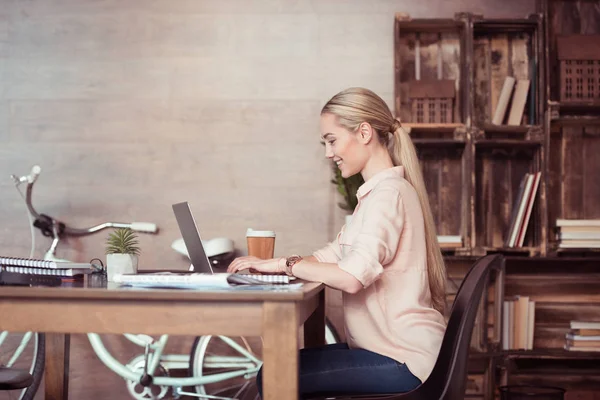 Mulher de negócios que trabalha com laptop — Fotografia de Stock