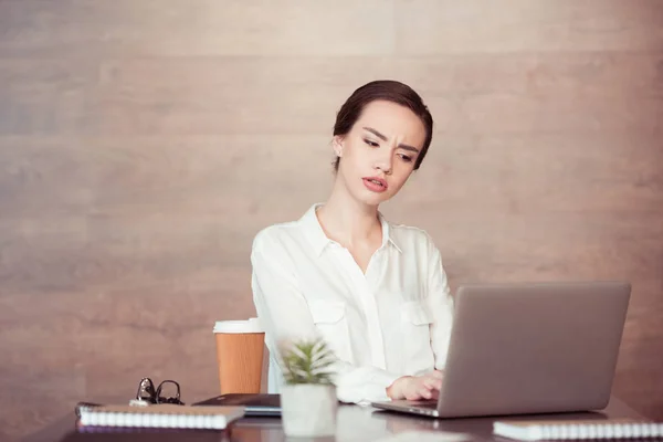 Zakenvrouw werken met laptop — Stockfoto