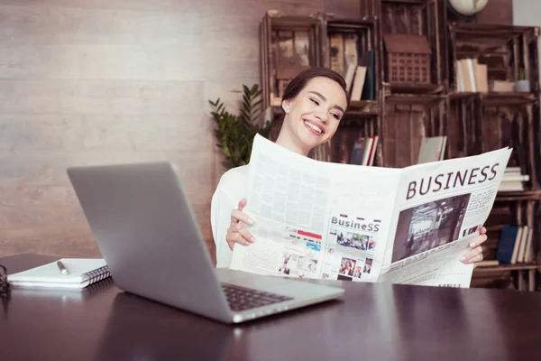 Businesswoman reading newspaper — Stock Photo, Image