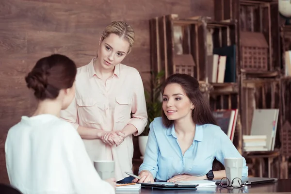 Femmes d'affaires travaillant et discutant — Photo