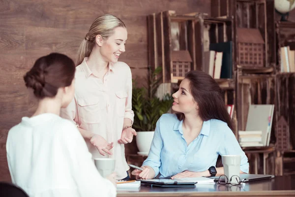 Businesswomen working and discussing — Stock Photo, Image