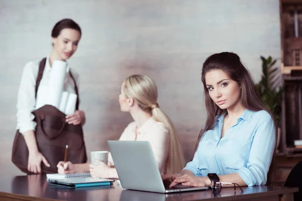 Pengusaha wanita yang bekerja dengan laptop — Stok Foto