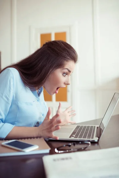 Mengejutkan pengusaha wanita dengan laptop — Stok Foto