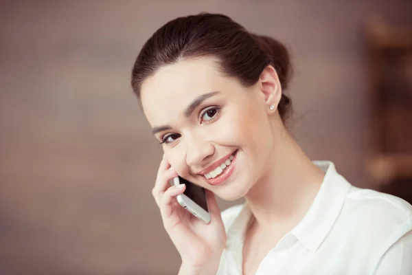 Businesswoman talking on smartphone — Stock Photo, Image