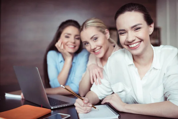 Geschäftsfrauen arbeiten zusammen — Stockfoto