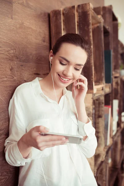 Mulher usando smartphone — Fotografia de Stock