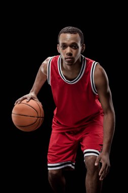 Topu olan basketbol oyuncusu 