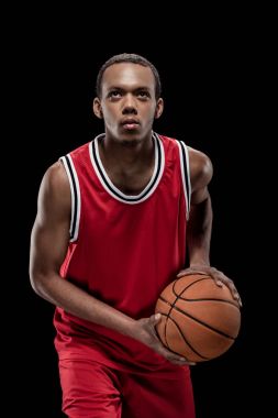Topu olan basketbol oyuncusu 
