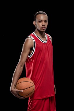 Topu olan basketbol oyuncusu 