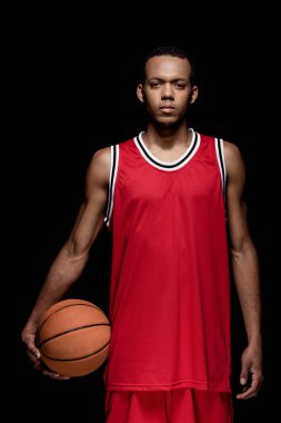Topu olan basketbol oyuncusu 