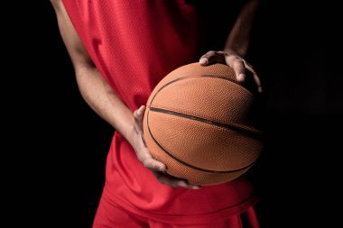 Topu olan basketbol oyuncusu 