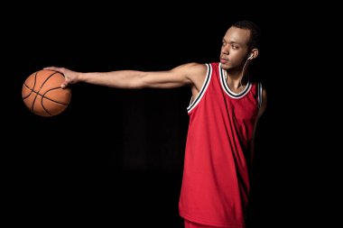 Topu olan basketbol oyuncusu 