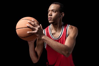 Topu olan basketbol oyuncusu 