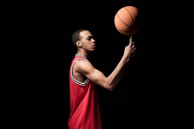 Topu olan basketbol oyuncusu 