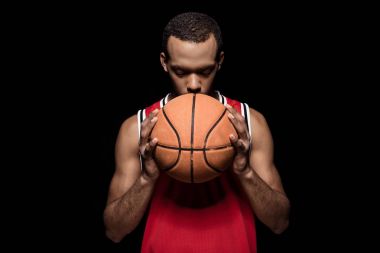 Topu olan basketbol oyuncusu 