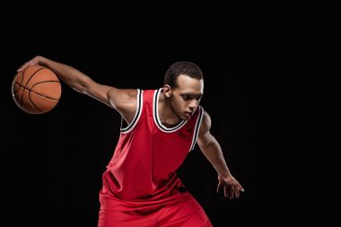 Topu olan basketbol oyuncusu 
