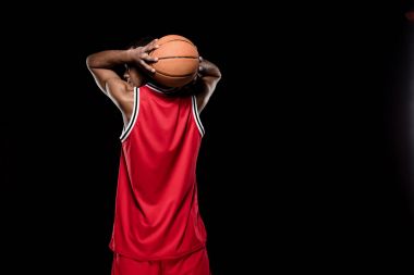 Topu olan basketbol oyuncusu 