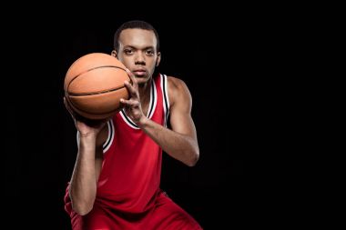 Topu olan basketbol oyuncusu 