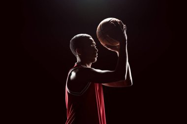 Topu olan basketbol oyuncusu 
