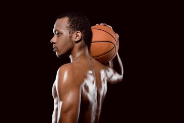 Topu olan basketbol oyuncusu 
