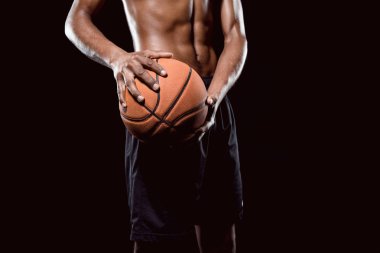 Topu olan basketbol oyuncusu 