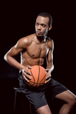 Topu olan basketbol oyuncusu 