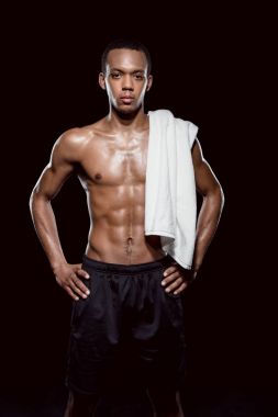 havlu ile sportif adam