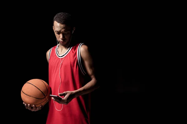 Basketbalspeler met bal — Stockfoto