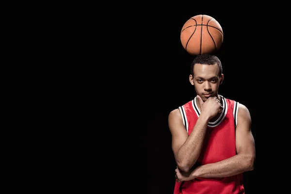 Basketballspieler mit Ball — kostenloses Stockfoto