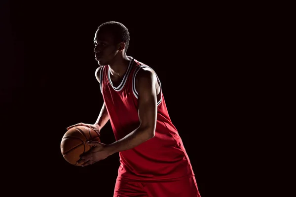 Basketballspieler mit Ball — Stockfoto