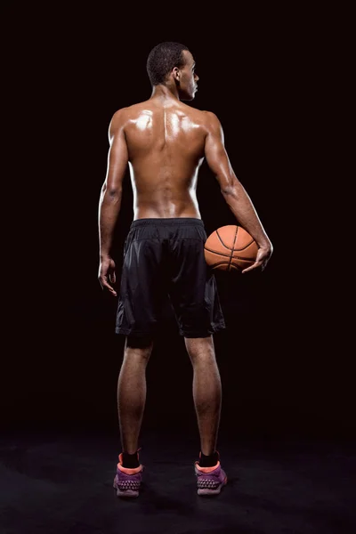 Баскетболіст з м'ячем — стокове фото