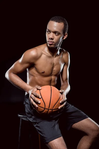 Kosárlabda játékos labdával — Stock Fotó
