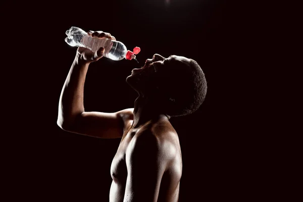 Hombre deportivo con botella de agua — Foto de Stock