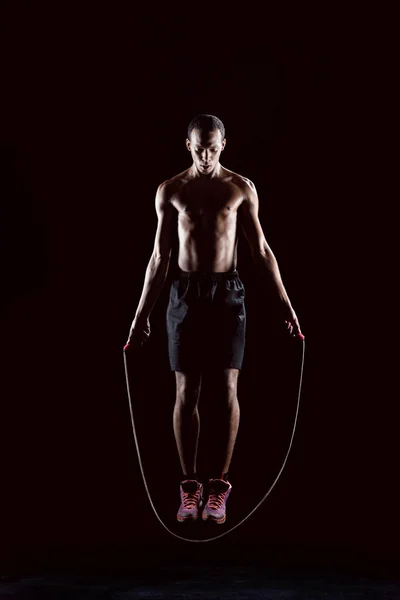 Hombre deportivo con saltar la cuerda — Foto de Stock